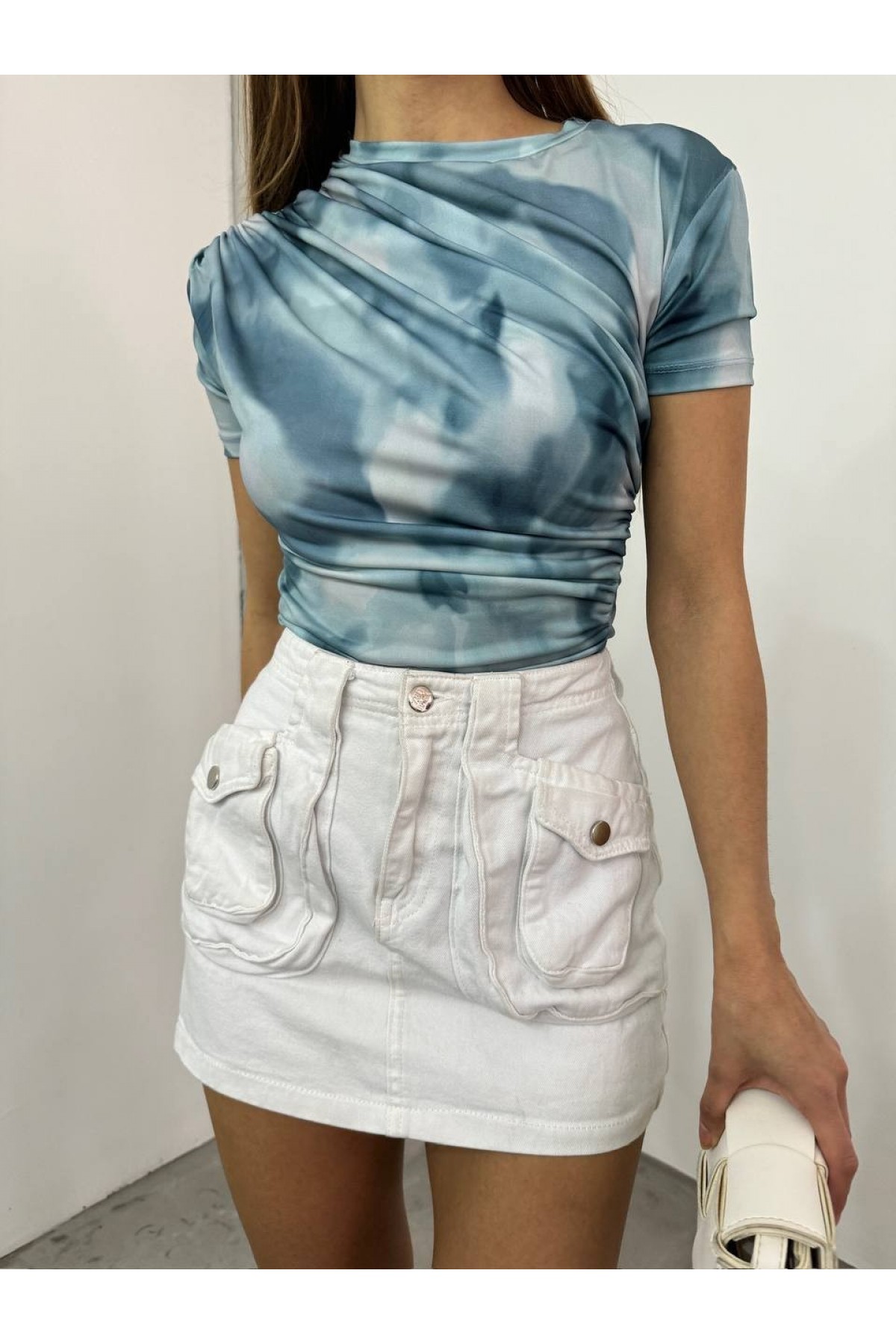 Bel Omuz Büzgülü Batik Baskı Sendy Bluz -Açık Mavi