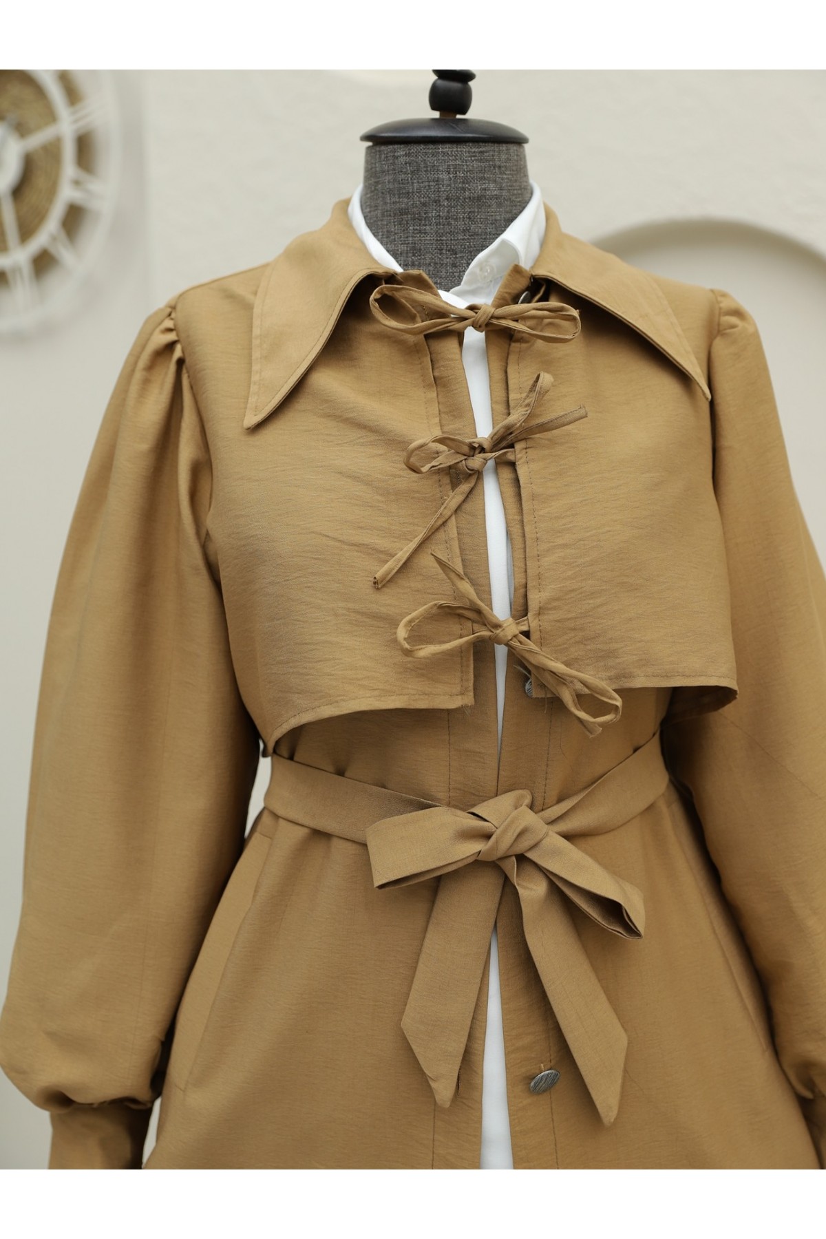 Önü Bağlama Detaylı Düğmeli Cepli Trençkot -Taba