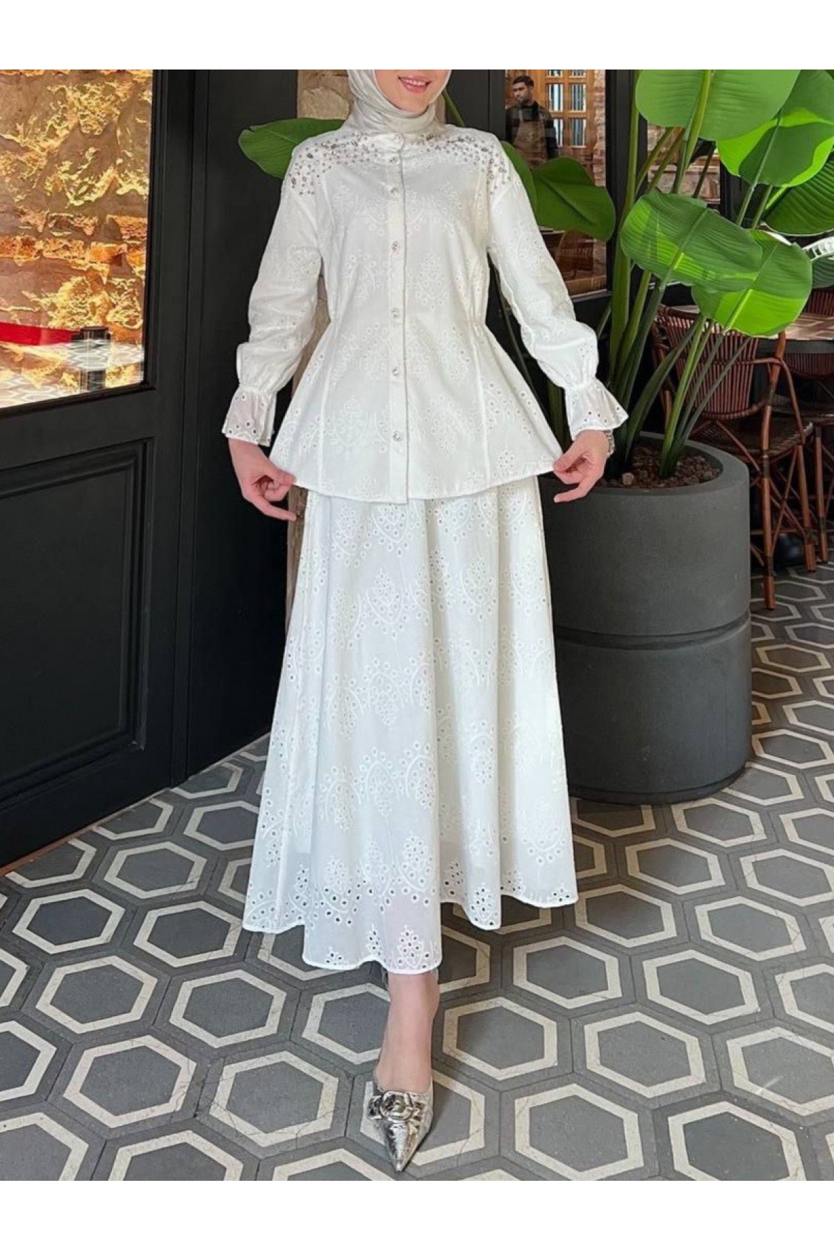 Belden Sıkmalı Omuzu Taş Detaylı Fistolu Takım -Beyaz