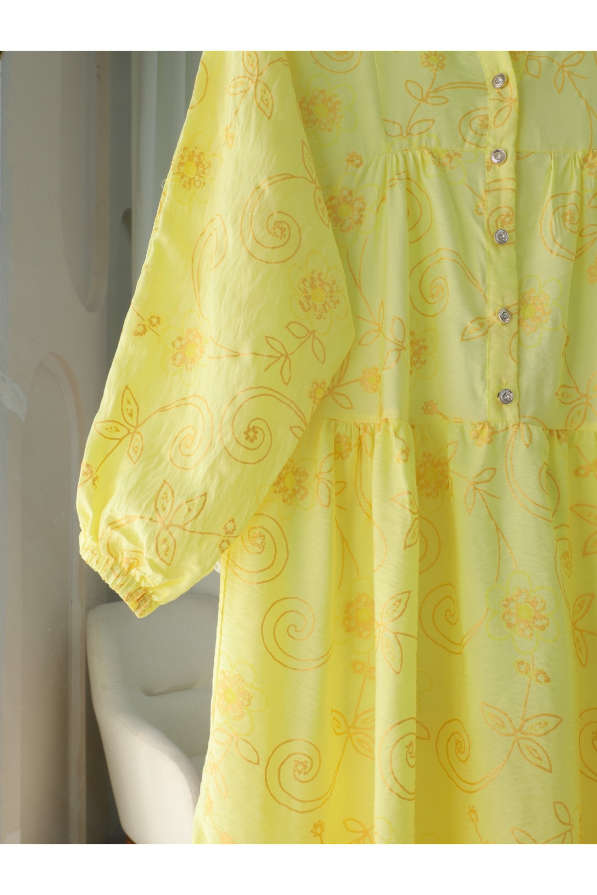 Kolu Lastikli Yarım Düğmeli Jakar Baskılı Parçalı Elbise -Sarı