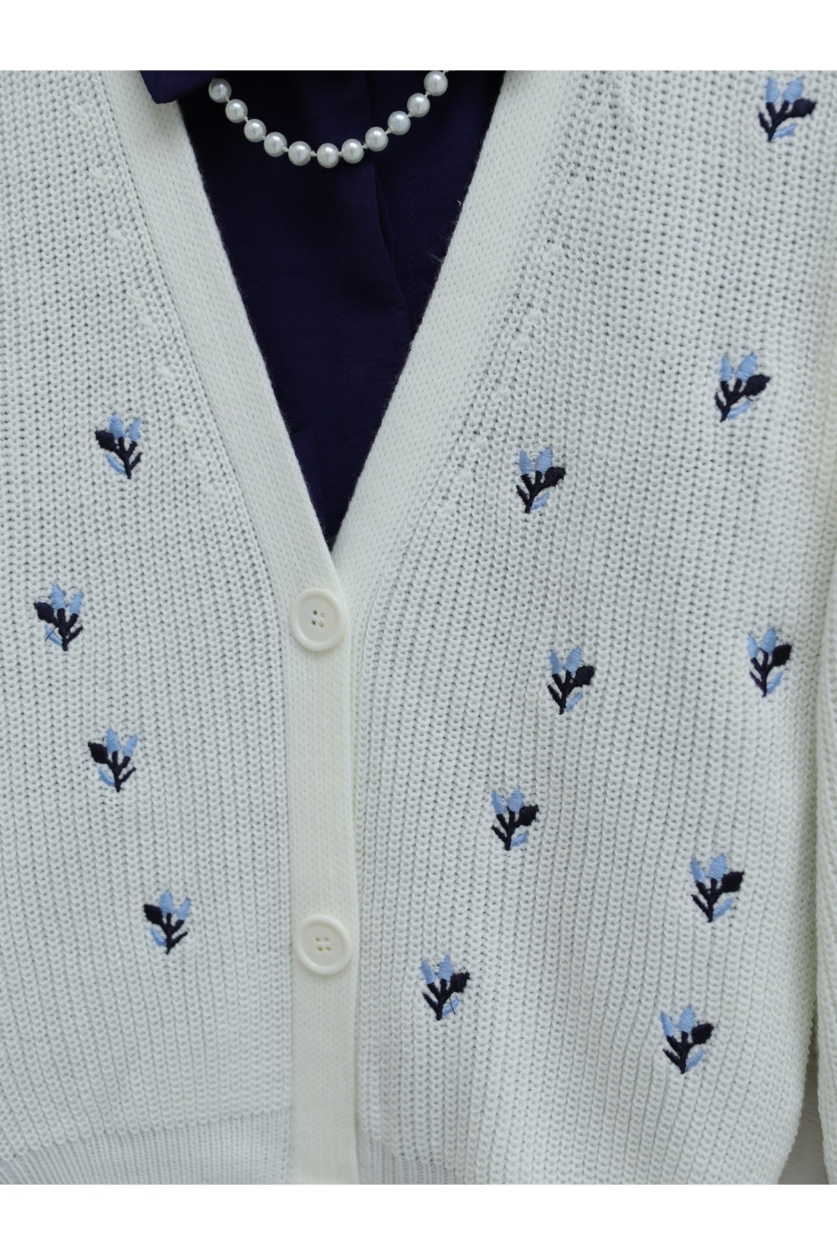 Nakışlı Üç Düğmeli Bel Boy Hırka -Ekru