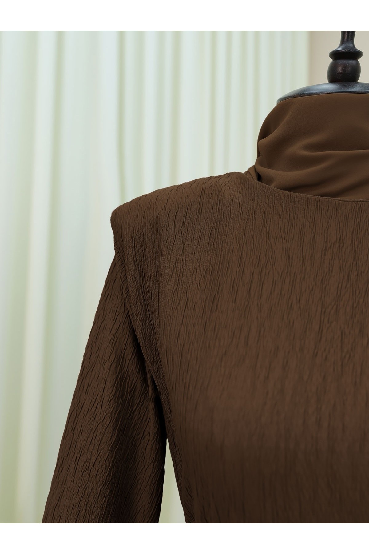 Omuzu Vatkalı Bağcıklı Bürümcük Elbise -Kahve