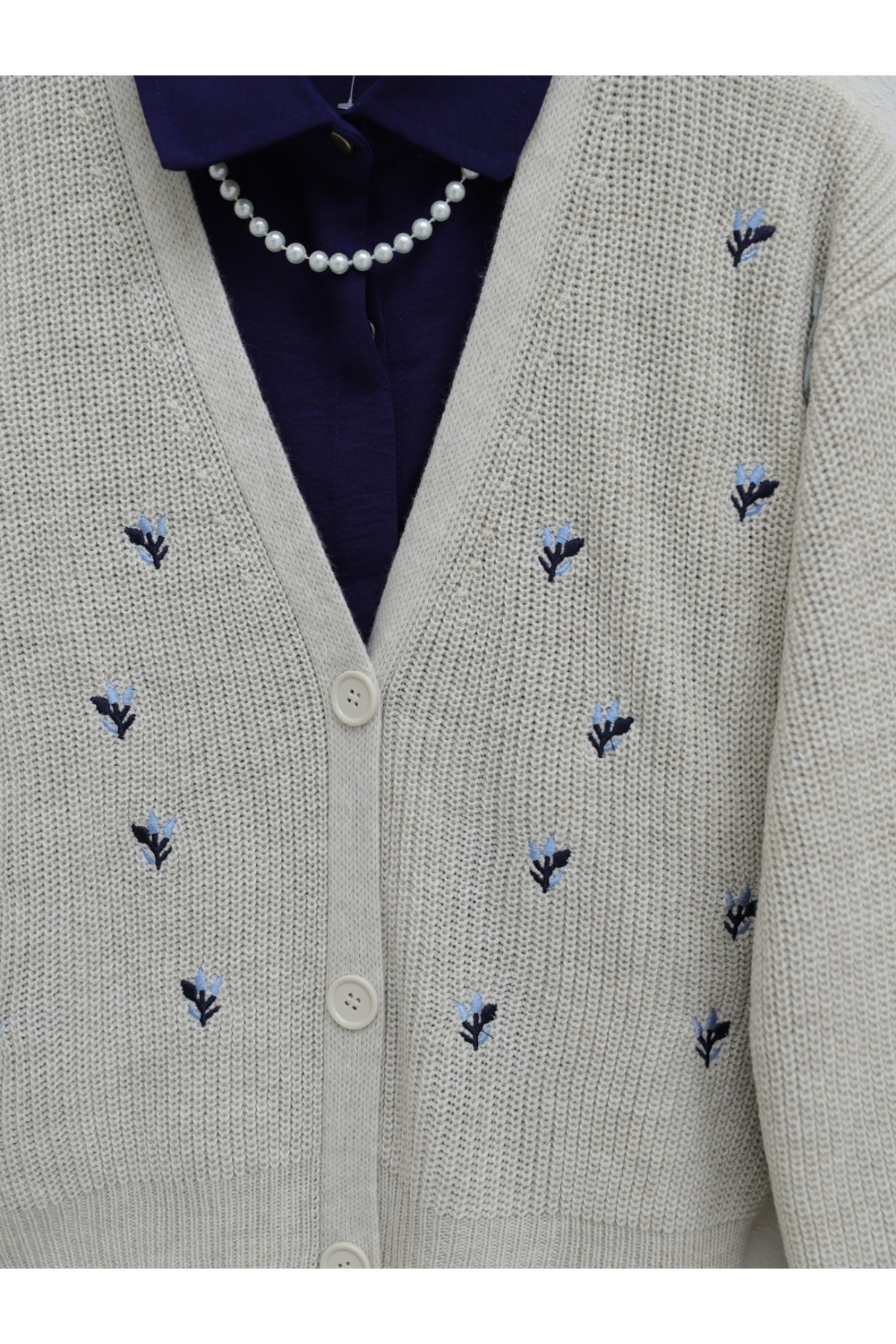 Nakışlı Üç Düğmeli Bel Boy Hırka -Taş