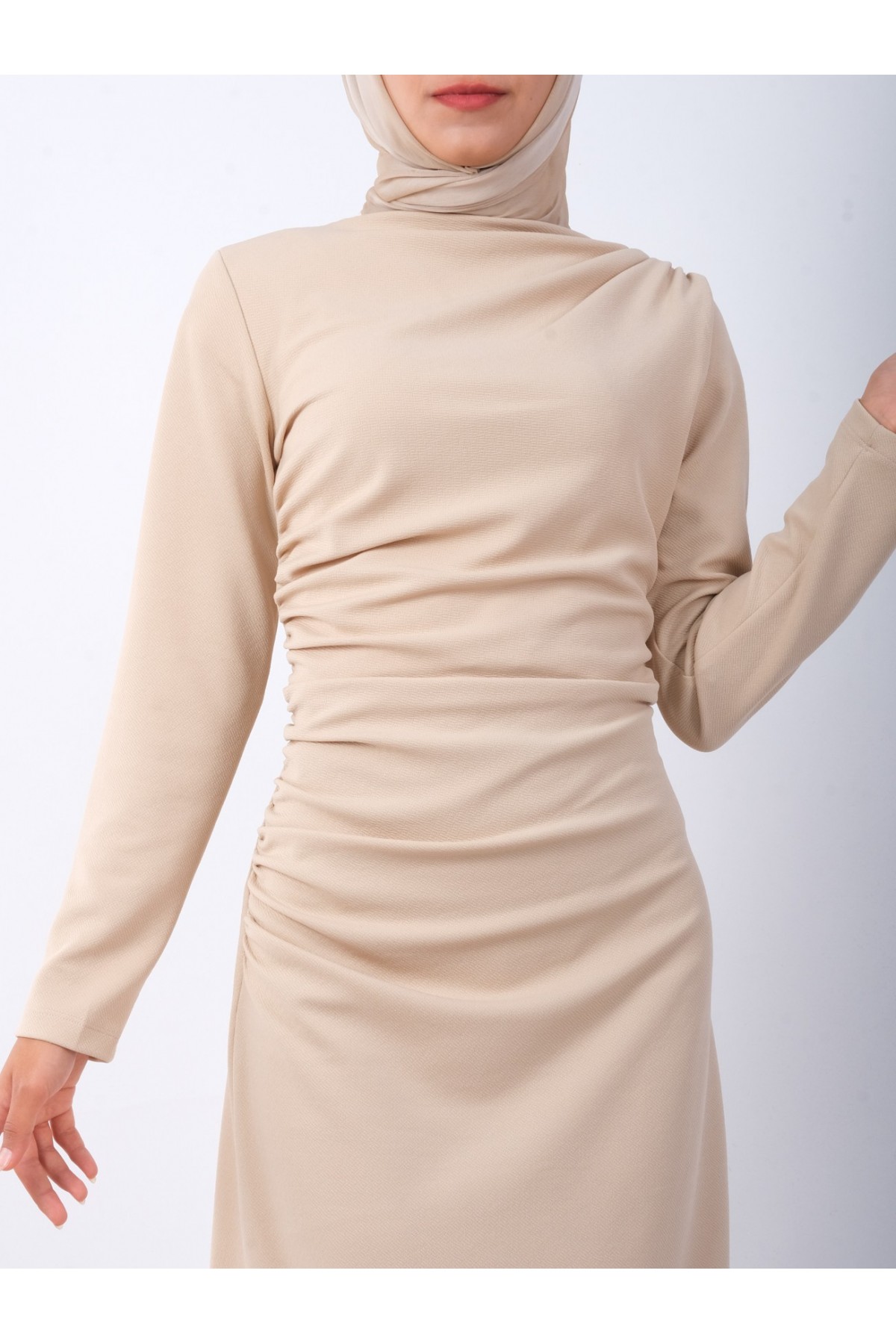 Kayık Yaka Yandan Drapeli Örme Krep Elbise -Bej