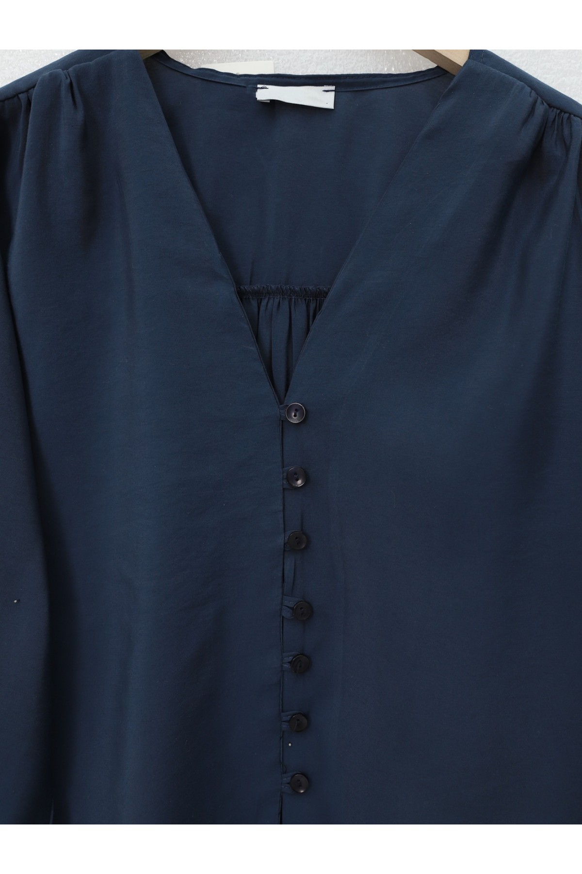 V Yaka Düğmeli Arkası Uzun Gömlek -Laci