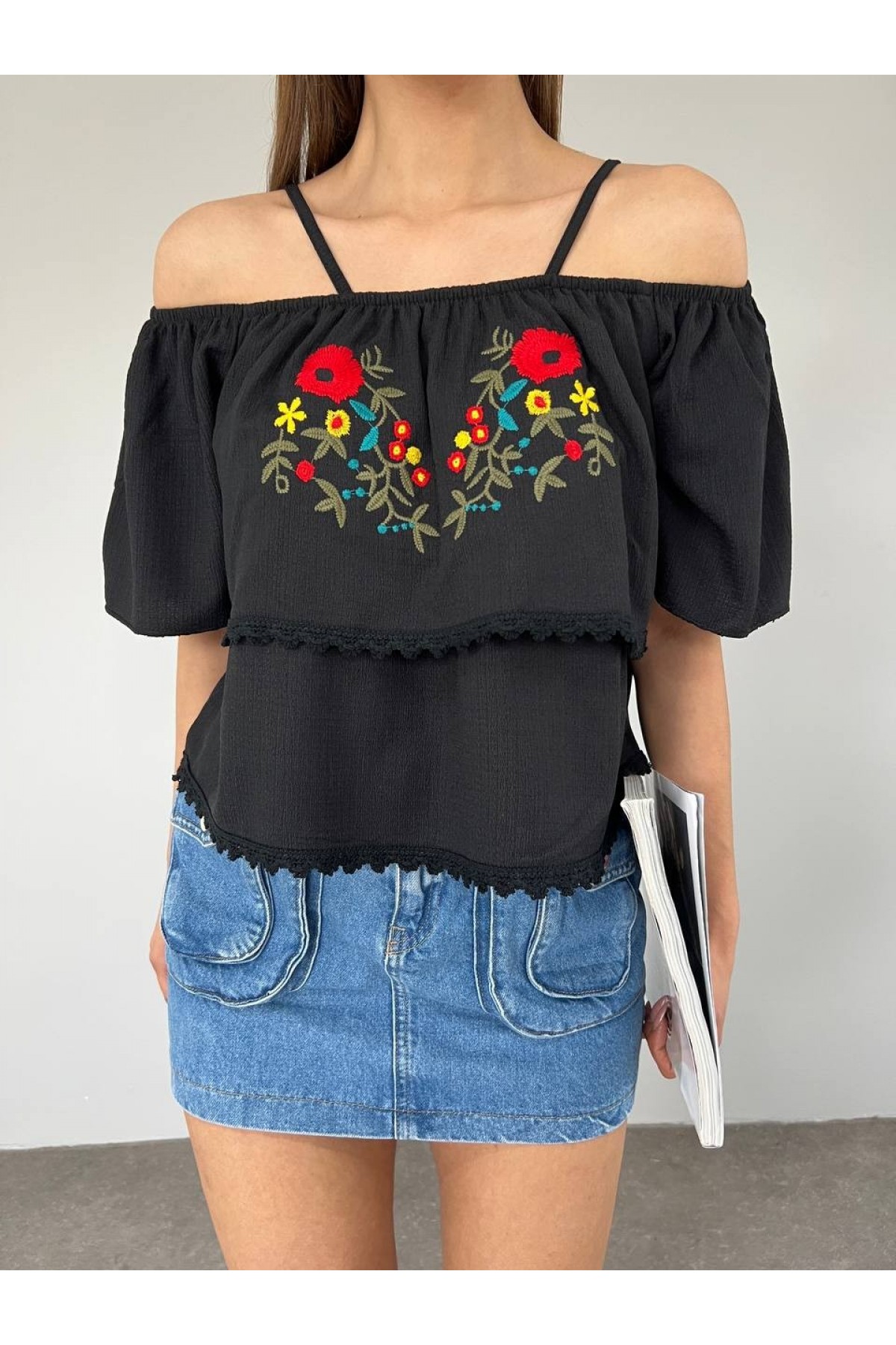 Gül Nakışlı Güpürlü İp Askılı Tişort -Siyah