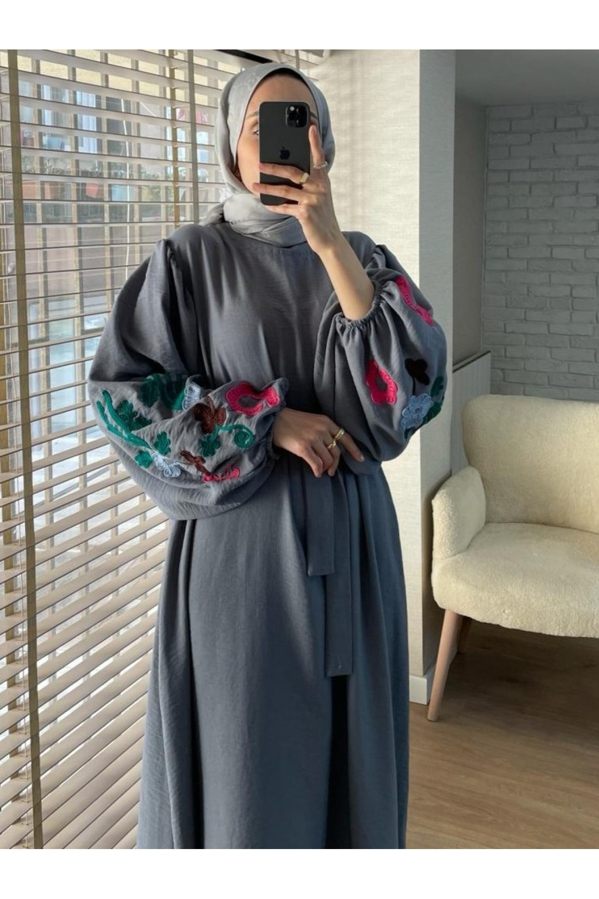 Kolları Balon Süzene İşlemeli Kemerli Elbise   -Gri