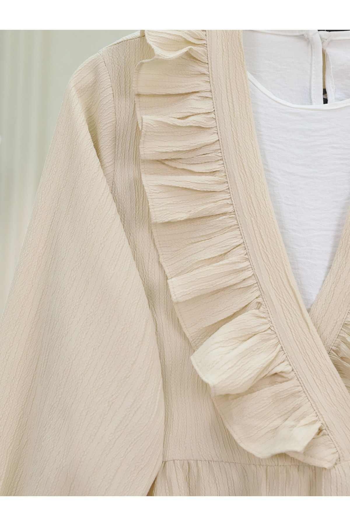 Önü Fırfırlı Bağlamalı Krinkıl Kimono -Bej