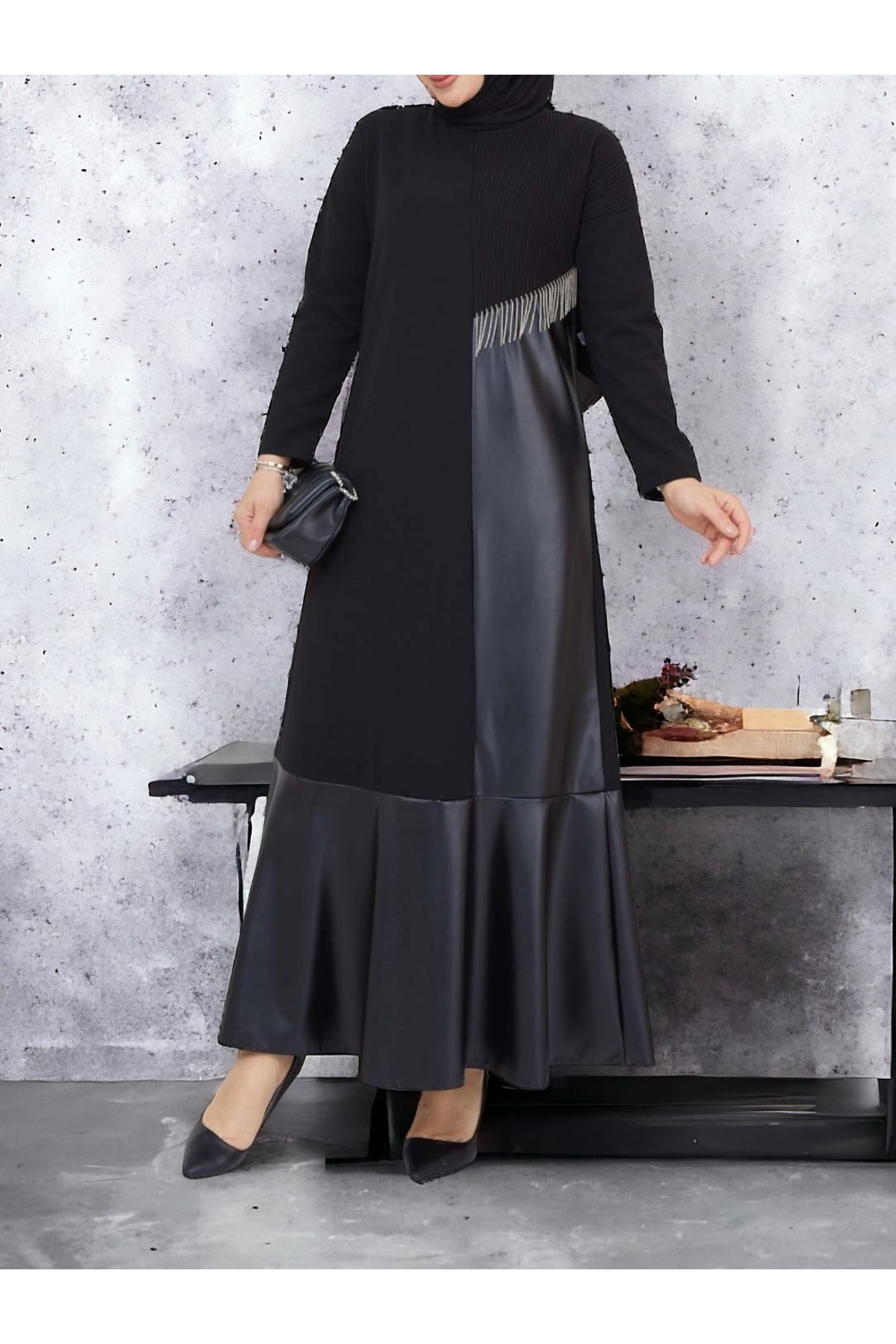 Deri Detaylı Metal Zincirli Elbise -Siyah