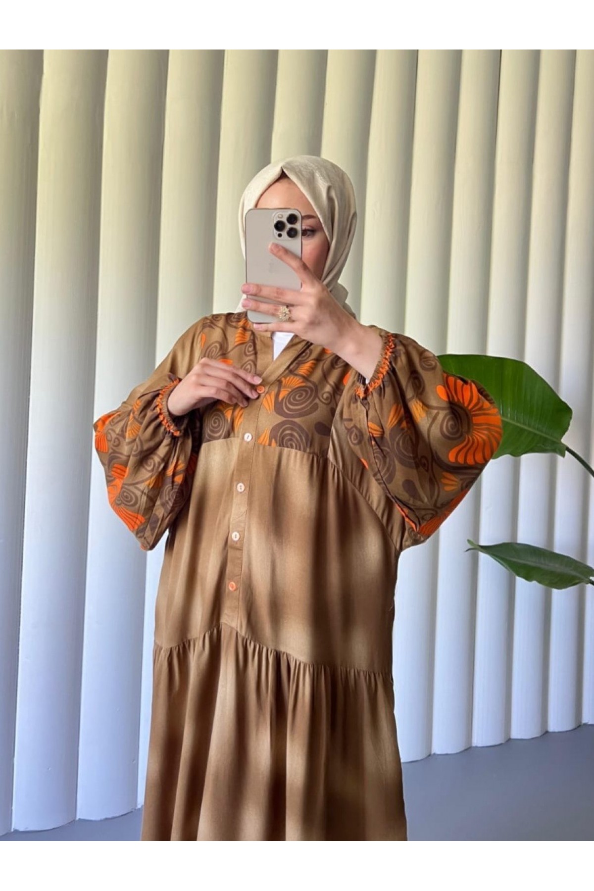 Dik Yaka Yarım Düğmeli Kolu Lastikli Desenli Elbise -Toprak