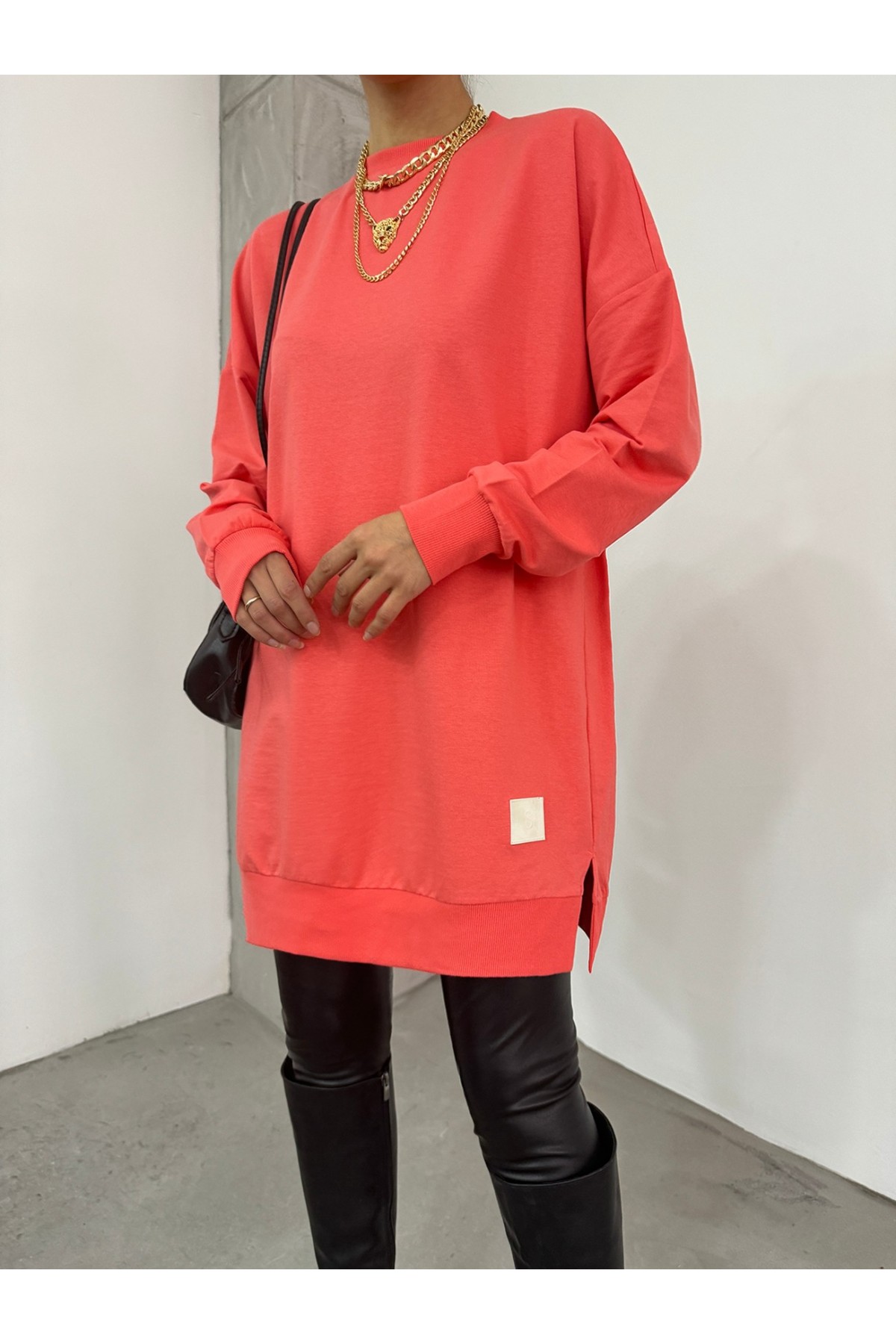 Bisiklet Yaka Yırtmaçlı Armalı Sweat  -Nar Çiçeği