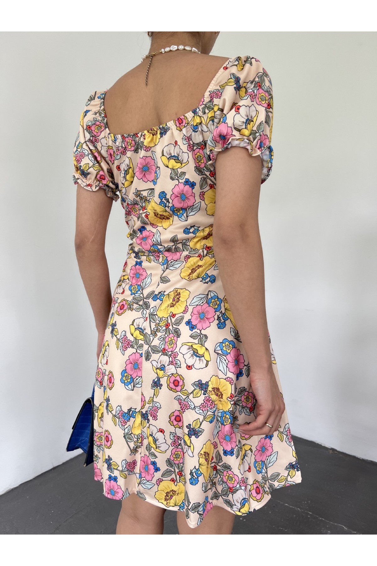 Yakası Lastikli Bağcık Detaylı Mini Elbise -Bej