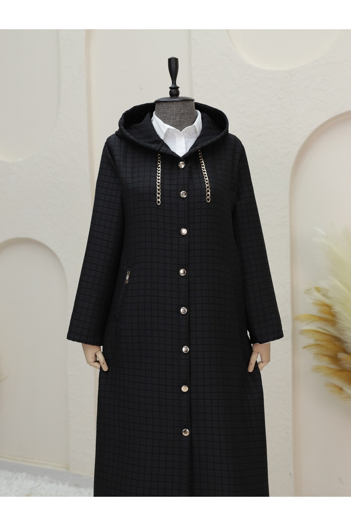 Yakası Zincir Detaylı Uzun Kapitone Kaban -Siyah