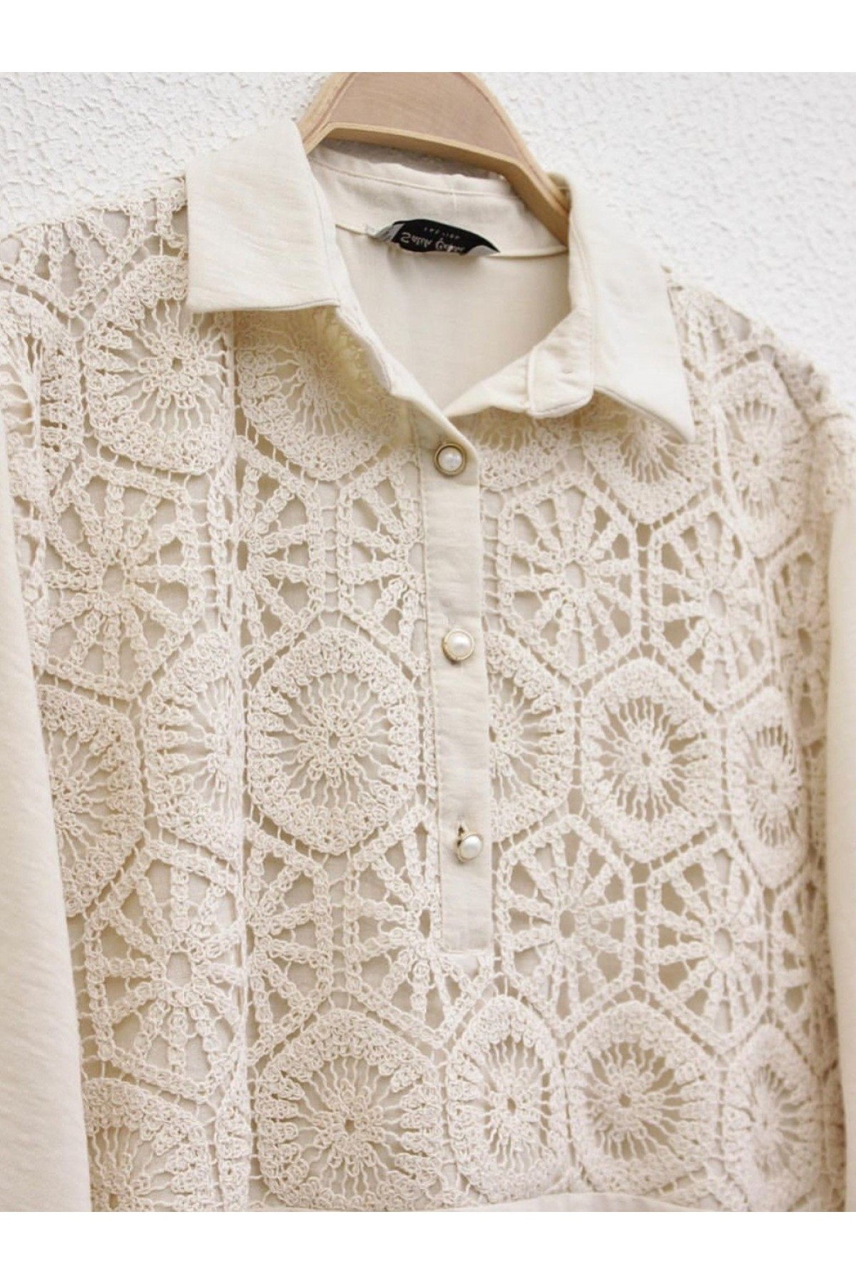Dantel İşlemeli Eteği Düğme Detaylı Gömlek -Bej