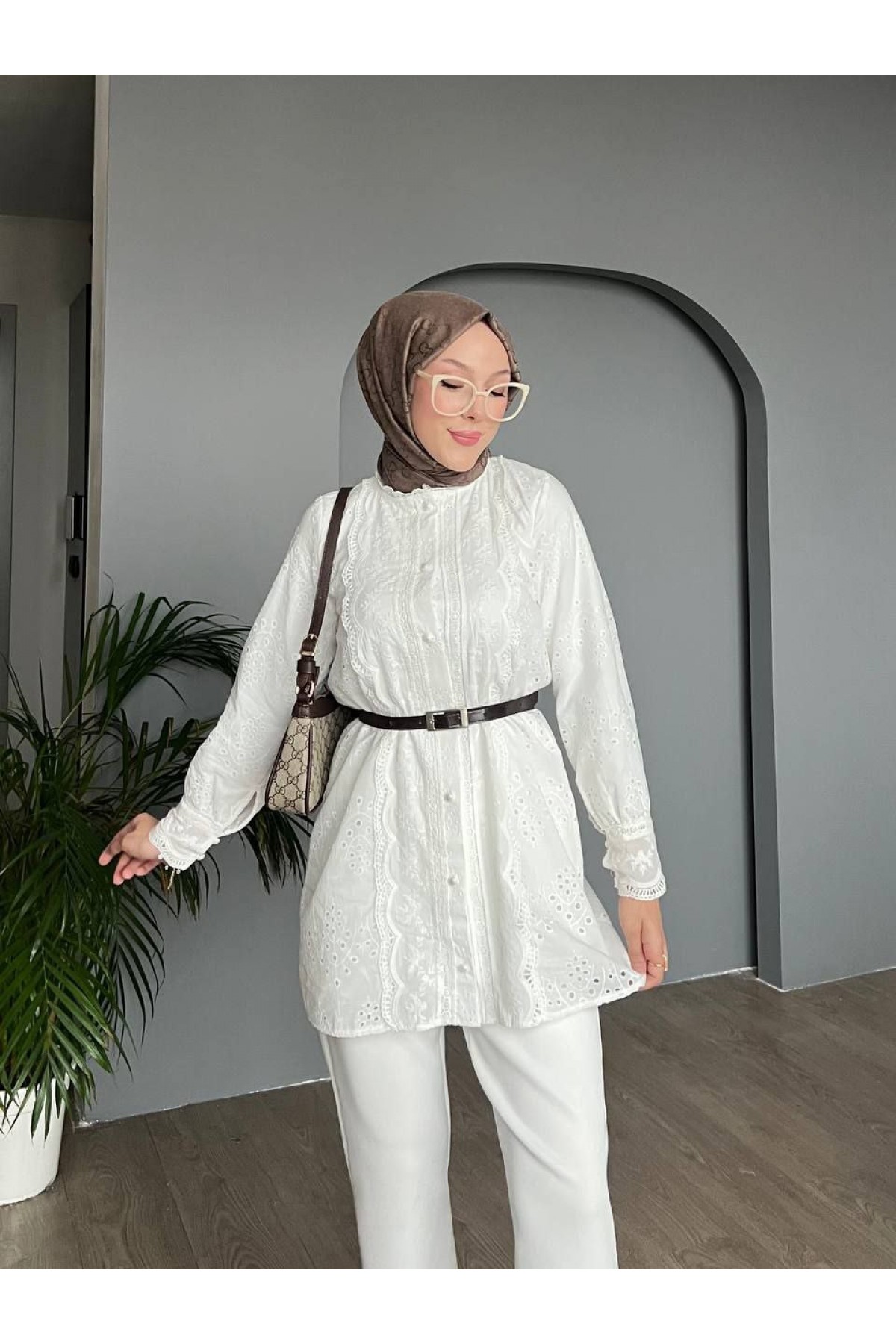 Yakası Ve Kolu Dantelli Top Düğmeli Astarlı Gömlek -Beyaz