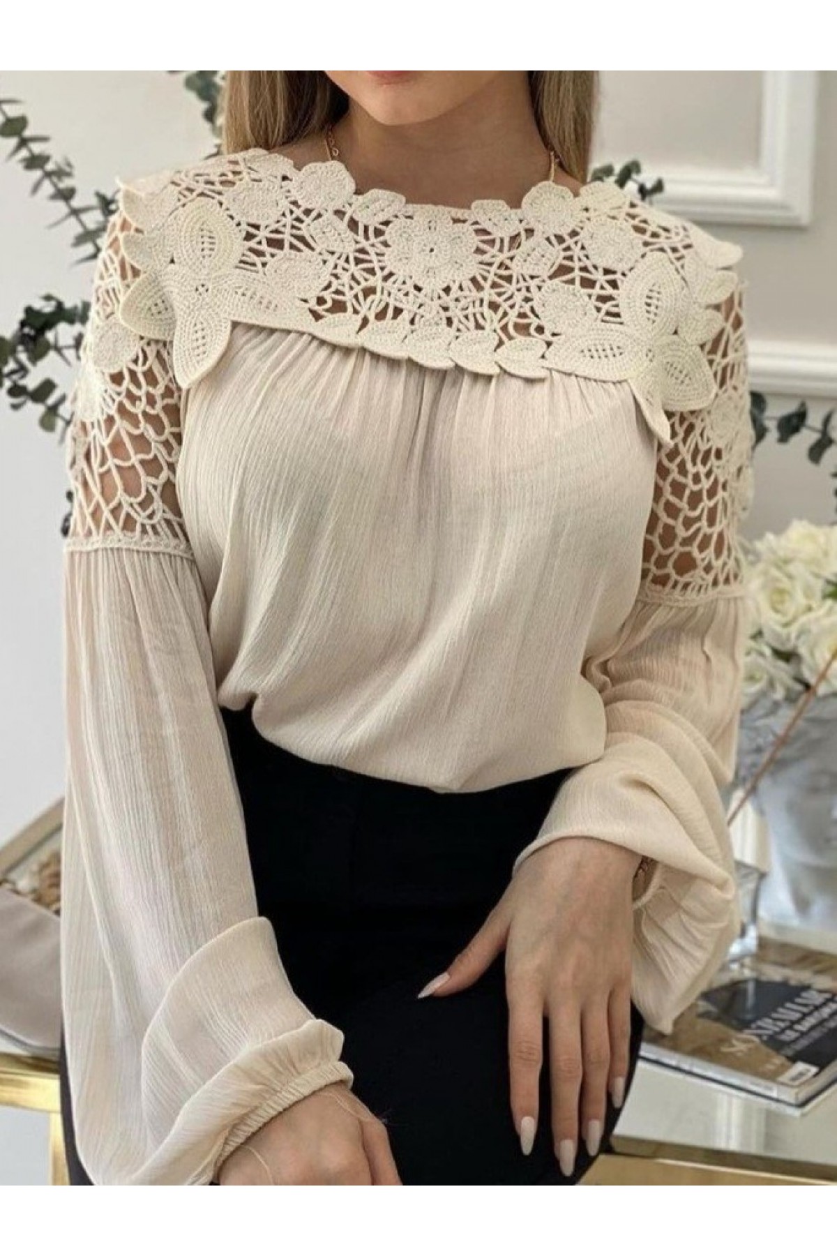 Üstü Dantel Detaylı Kolu Lastikli Keten Bluz -Bej
