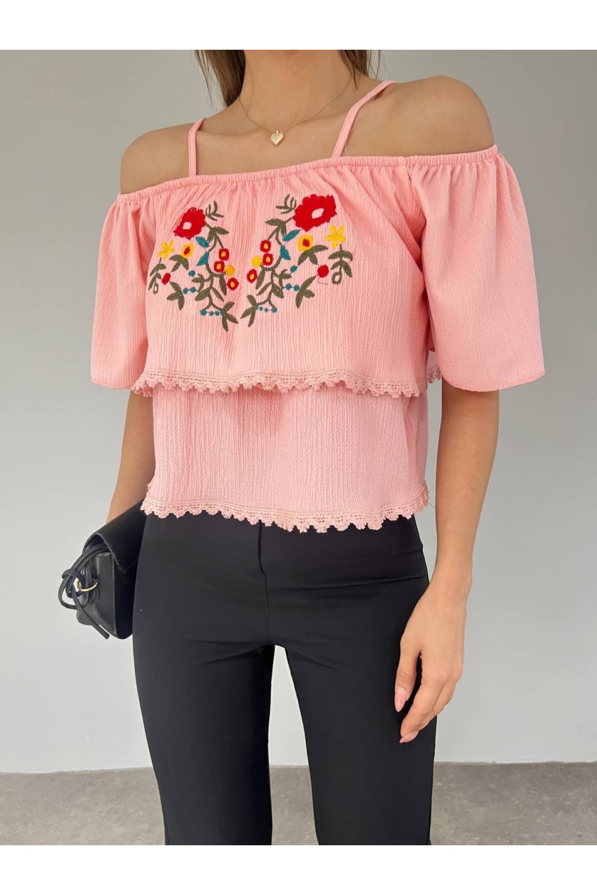 Gül Nakışlı Güpürlü İp Askılı Tişort -Yavruağzı