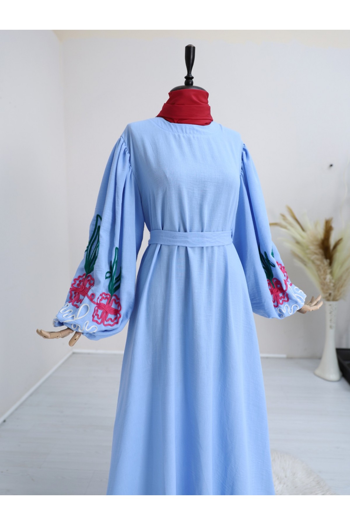 Kolları Balon Süzene İşlemeli Kemerli Elbise  -Mavi